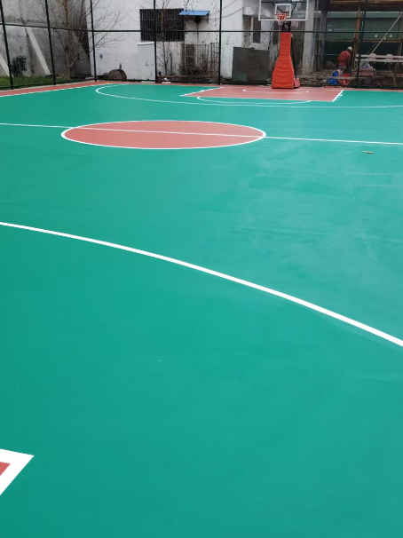 阳江镇 球场长期使用易出现地面开裂